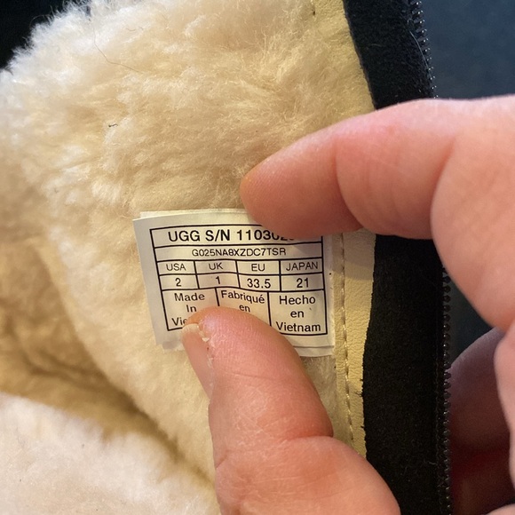 Size 2 Black UGG boots with zipper back in very good condition - Picture 4 of 6